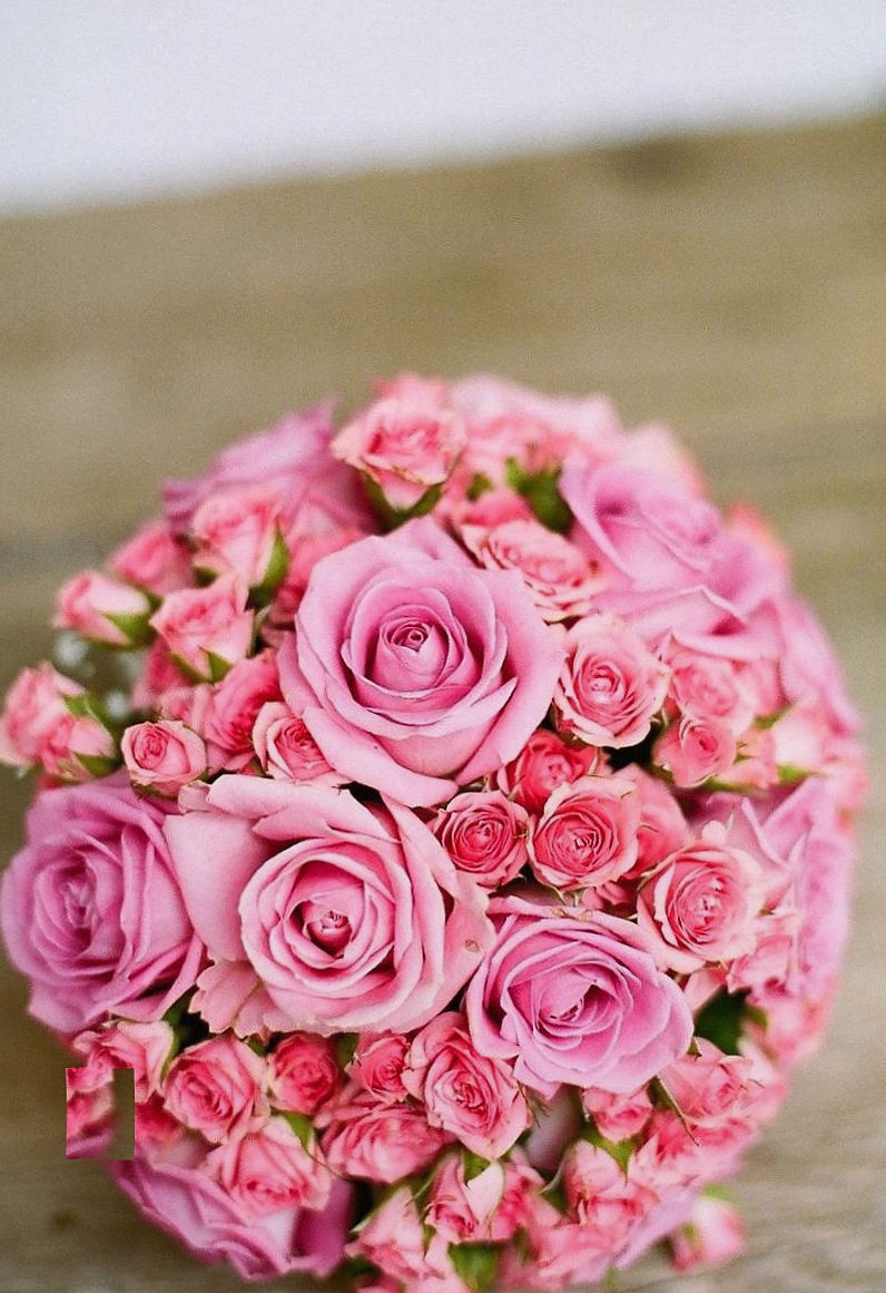 Fleuriste composant un bouquet à l'atelier Bonusledger